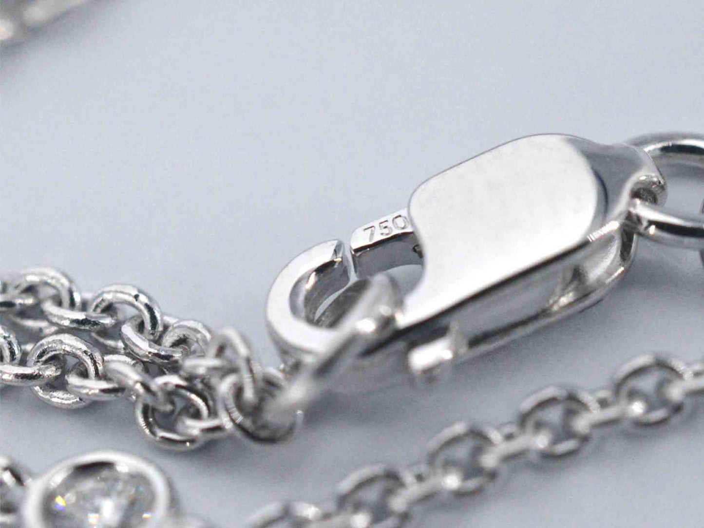 Witgouden ketting met 8 briljant geslepen diamanten