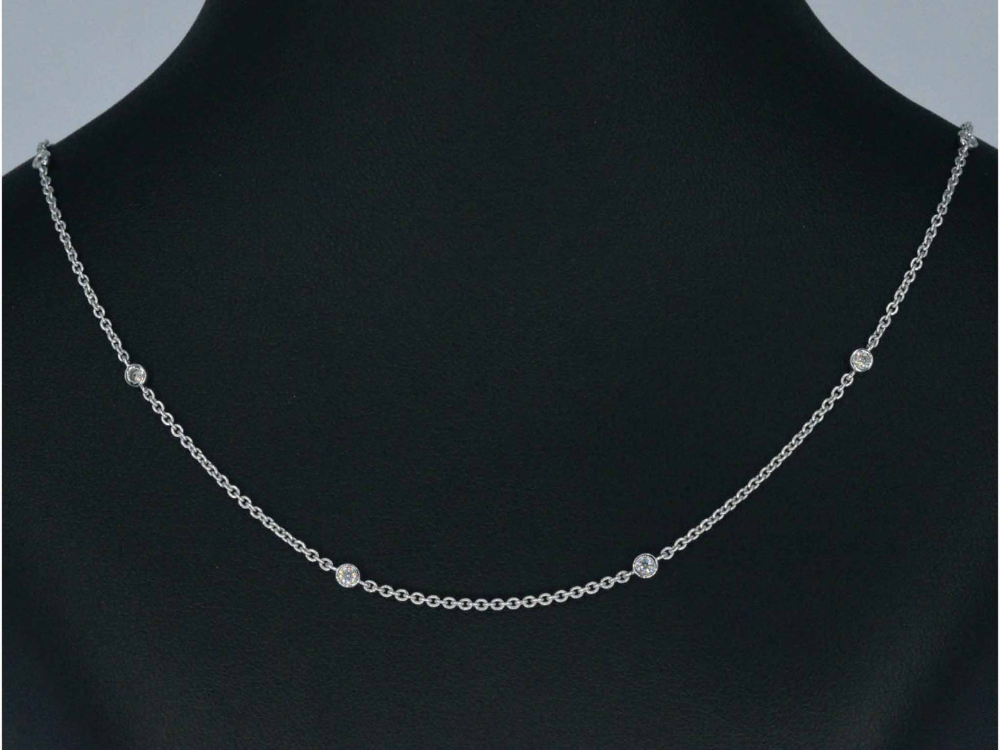 Witgouden ketting met 8 briljant geslepen diamanten