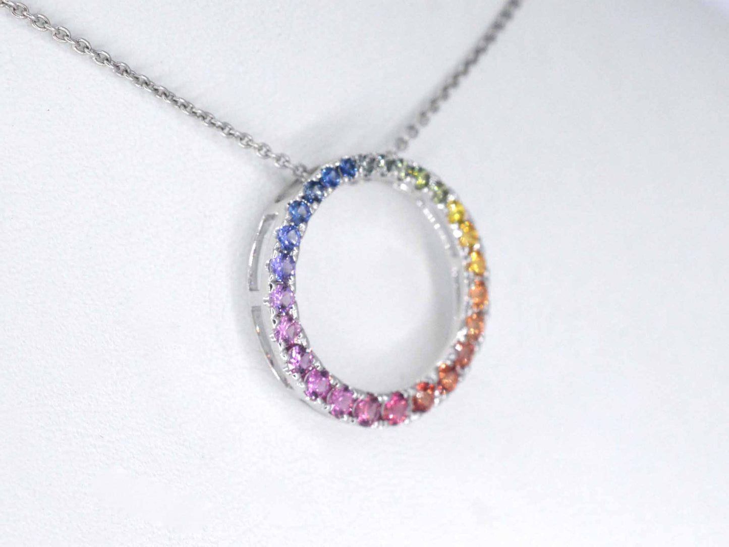 Witgouden hanger met multi colour saffieren in een cirkel gezet