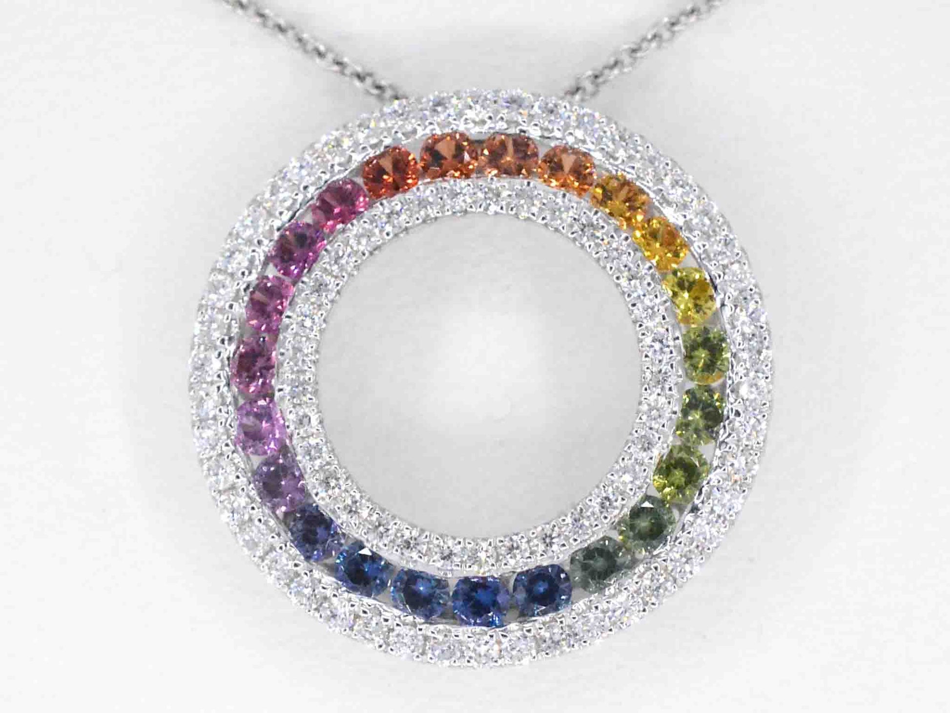 Witgouden hanger met multi colour saffieren en diamanten in een cirkel gezet