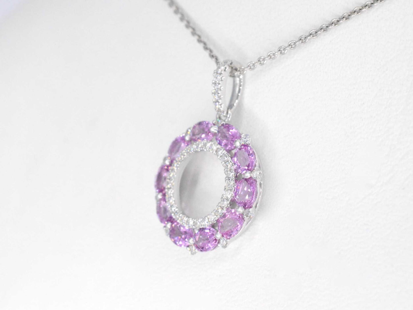 Witgouden hanger met roze saffieren en diamanten in een cirkel gezet