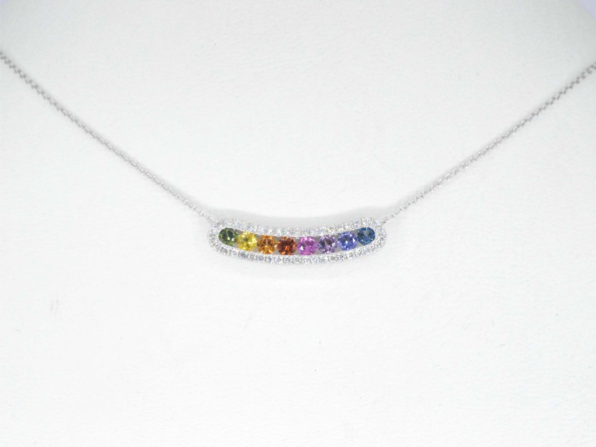 Witgouden collier met multi colour saffieren en diamanten in een rij gezet