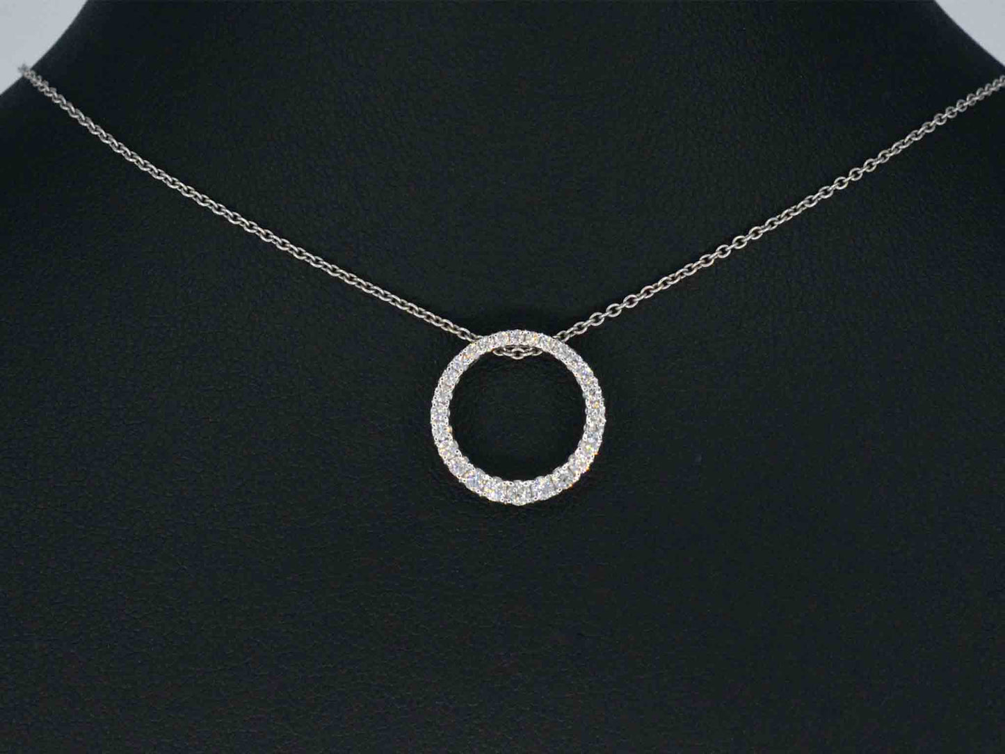 Witgouden ronde hanger met briljant geslepen diamanten