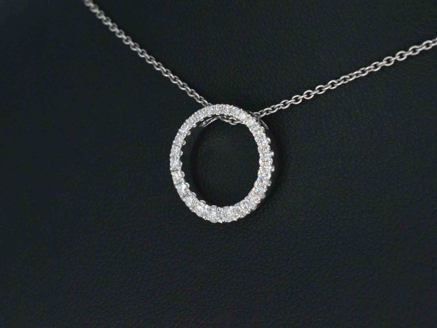 Witgouden ronde hanger met briljant geslepen diamanten