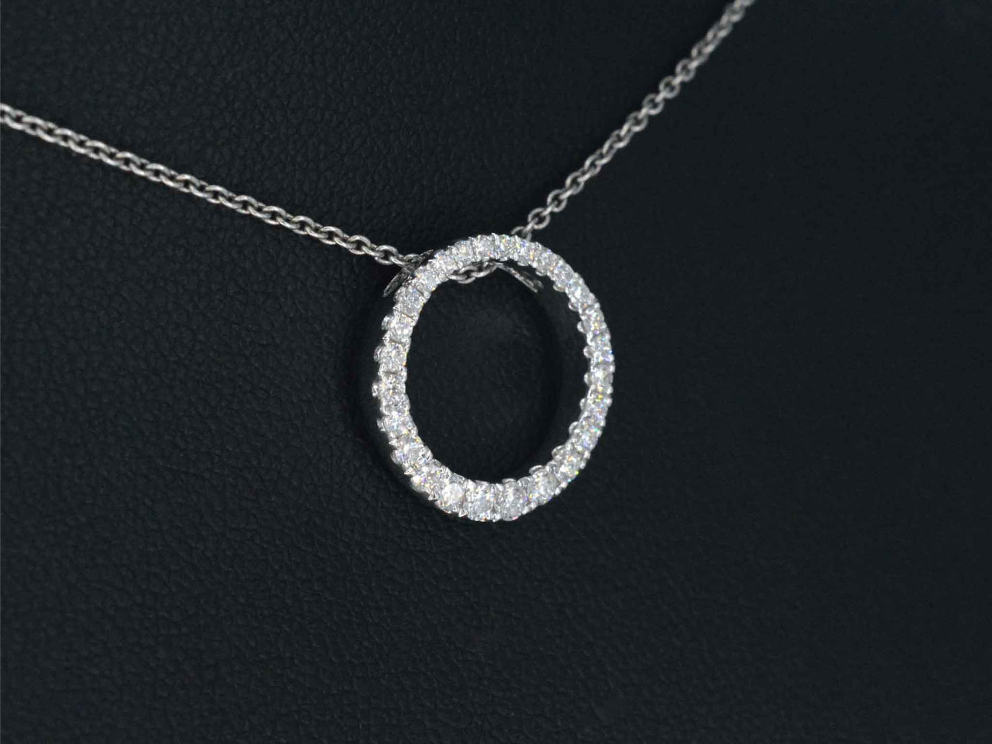 Witgouden ronde hanger met briljant geslepen diamanten