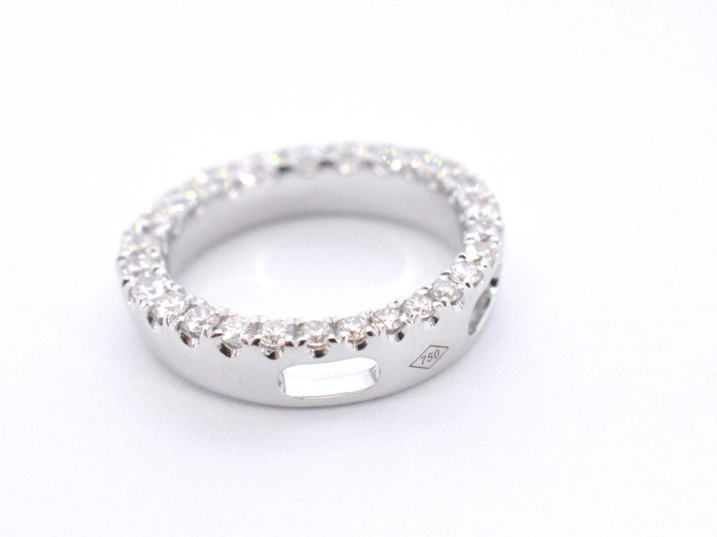 Witgouden ronde hanger met briljant geslepen diamanten