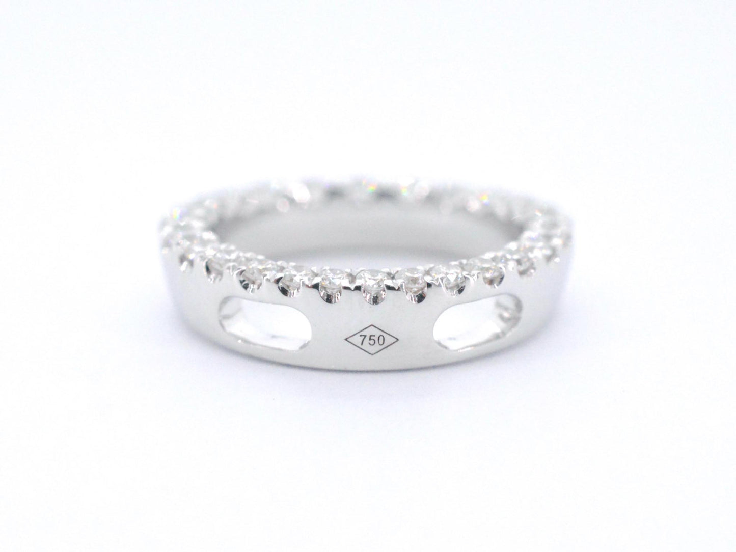 Witgouden ronde hanger met briljant geslepen diamanten