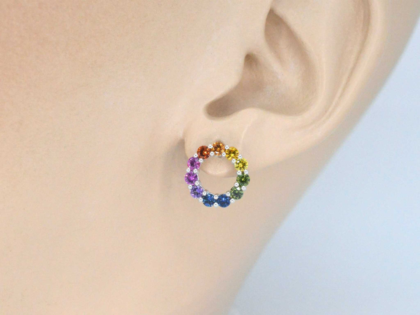 Witgouden oorbellen met multi colour saffieren in een cirkel