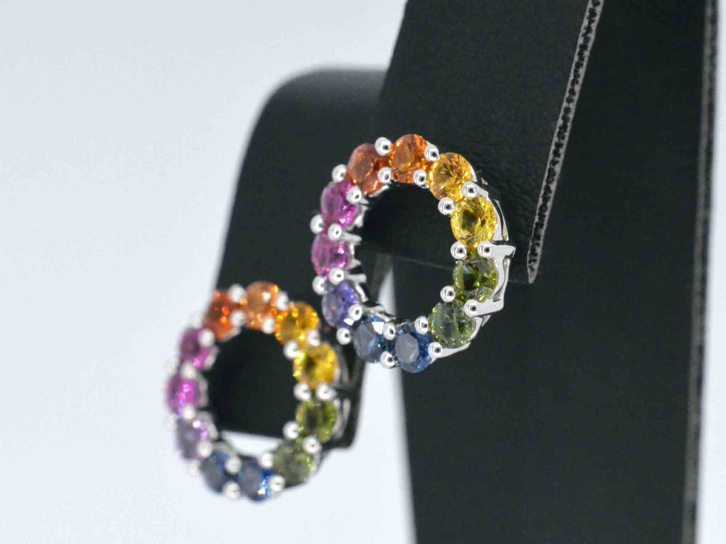 Witgouden oorbellen met multi colour saffieren in een cirkel