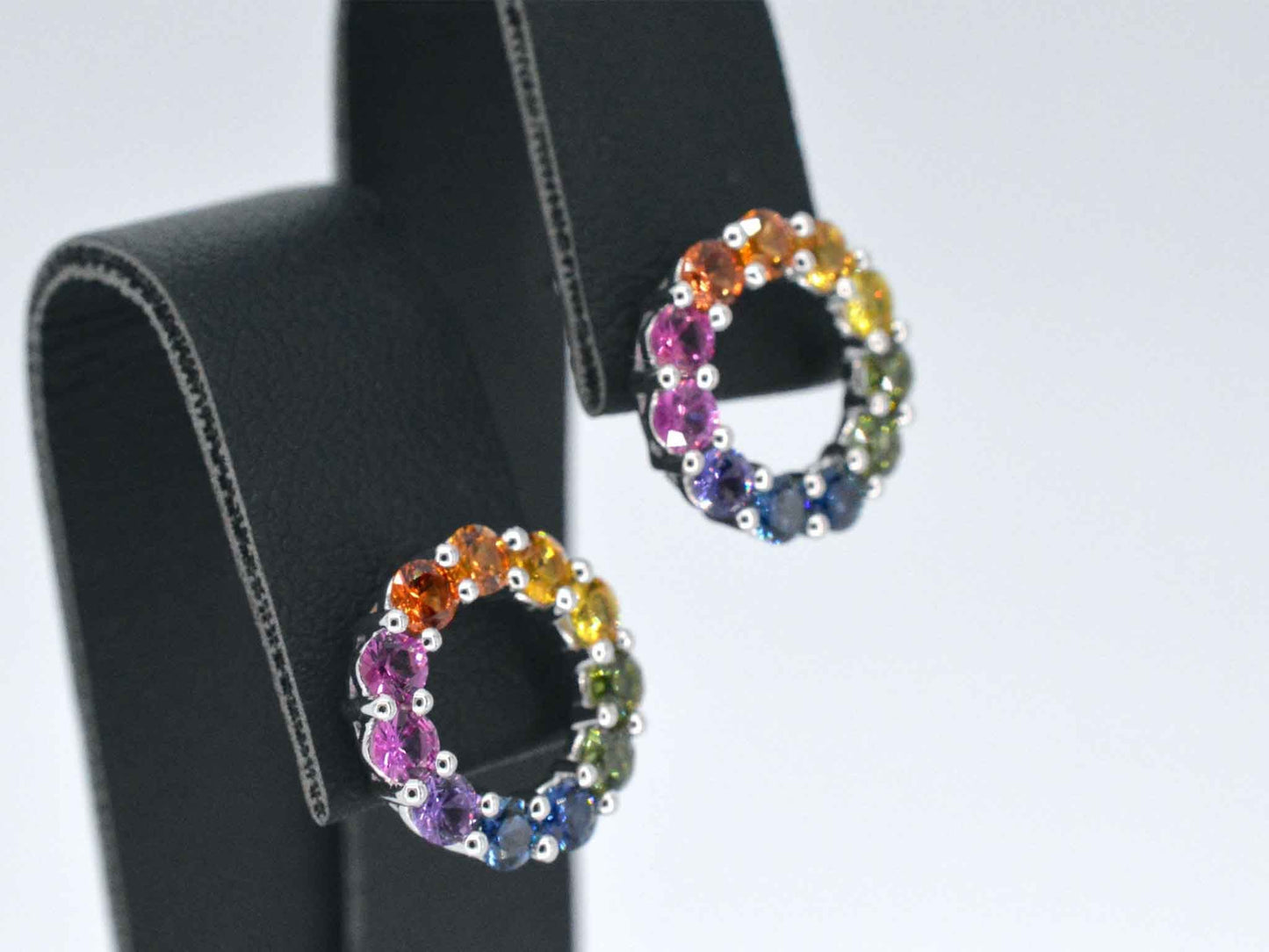 Witgouden oorbellen met multi colour saffieren in een cirkel