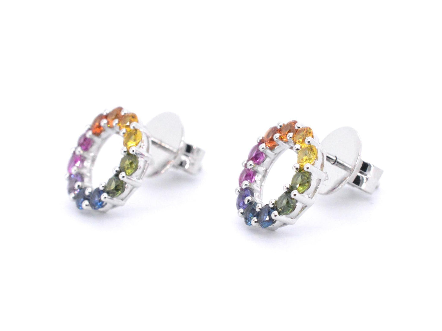 Witgouden oorbellen met multi colour saffieren in een cirkel