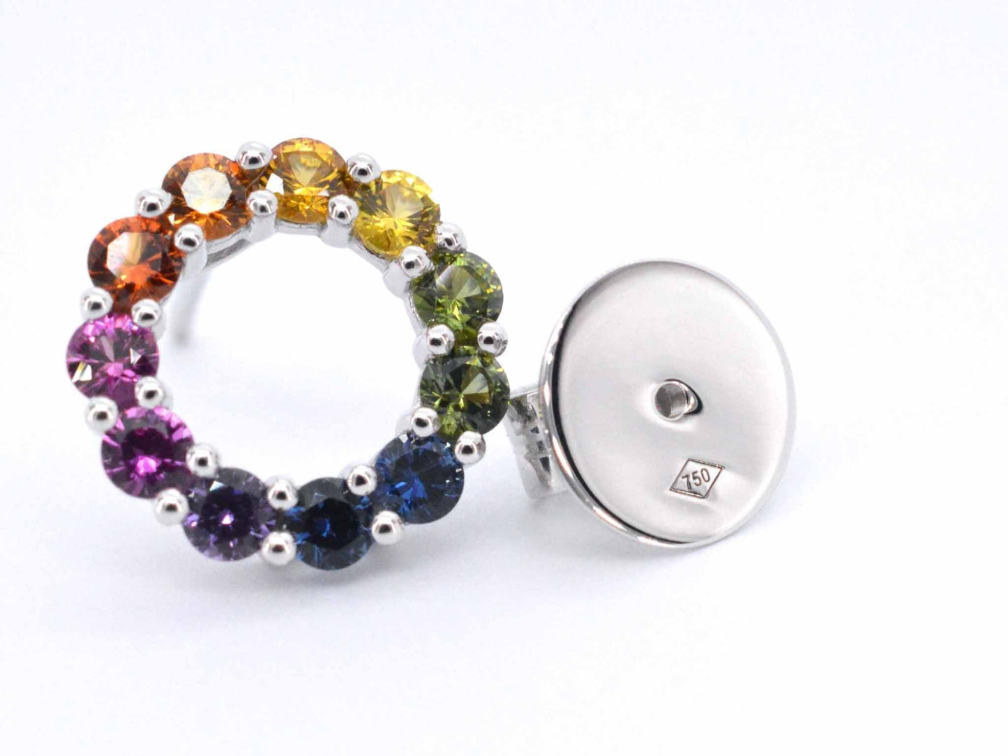 Witgouden oorbellen met multi colour saffieren in een cirkel