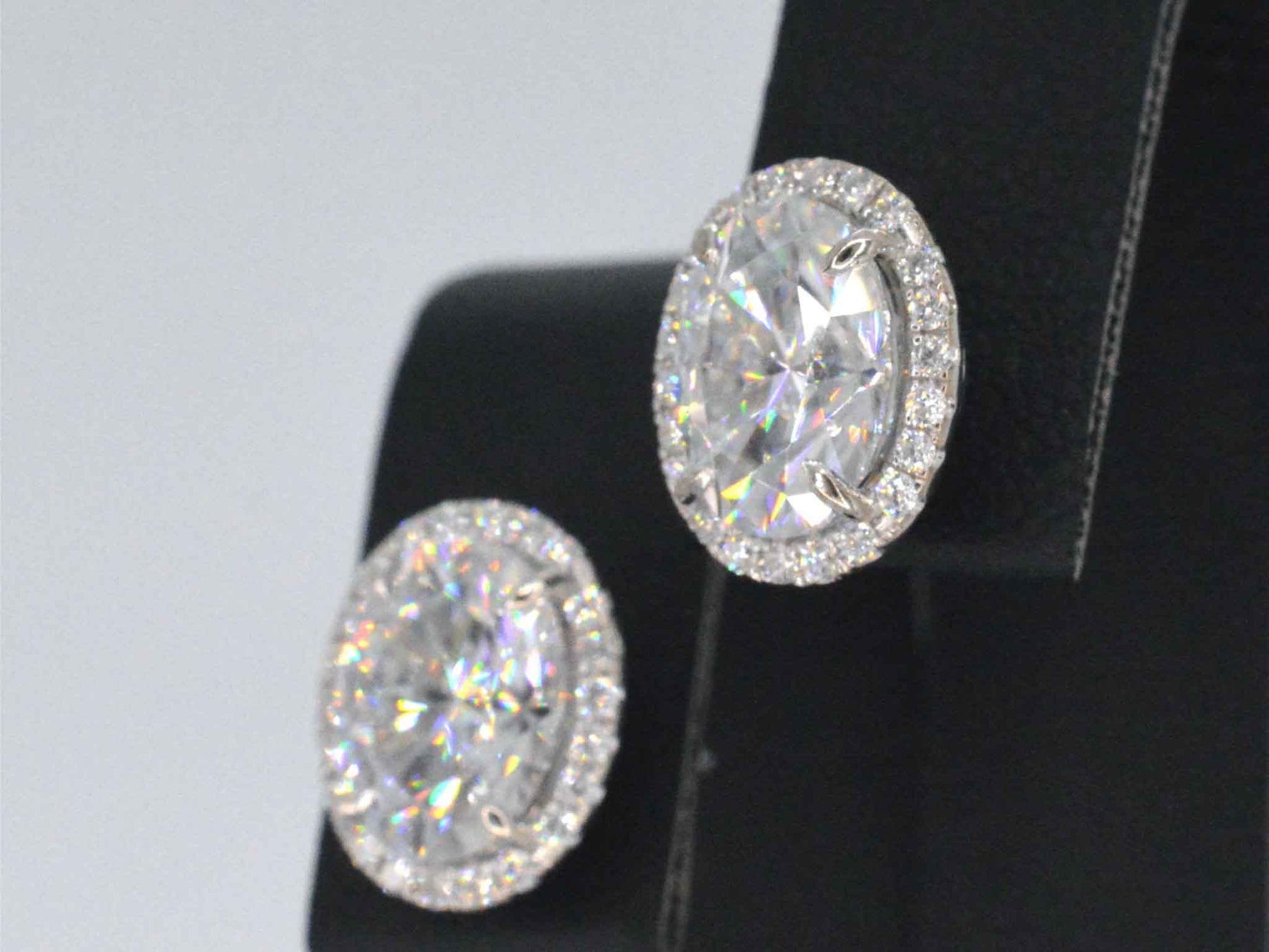 Witgouden entourage oorbellen met diamanten en een gemaakte ovale briljant 1206-1