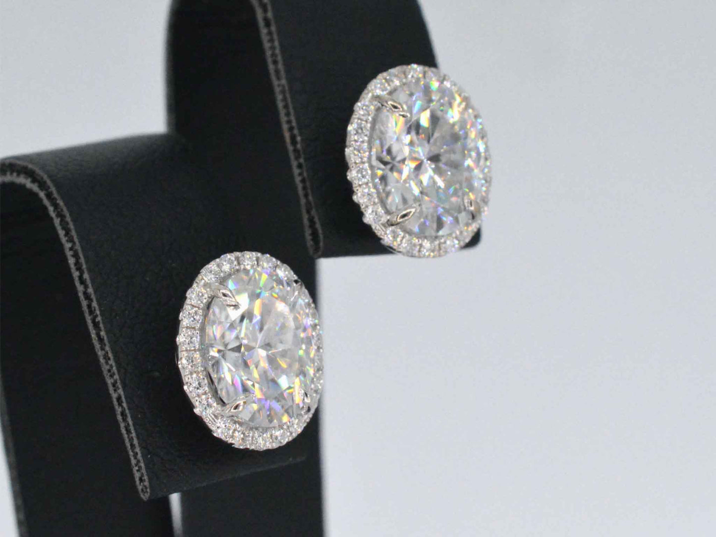 Witgouden entourage oorbellen met diamanten en een gemaakte ovale briljant 1206-2