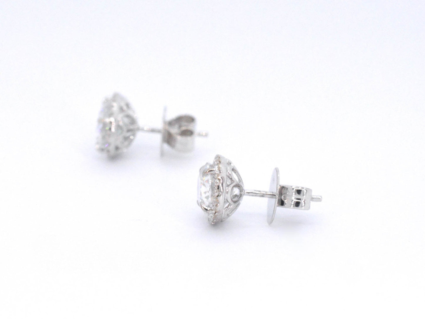 Witgouden entourage oorbellen met diamanten en een gemaakte ovale briljant 1206-3