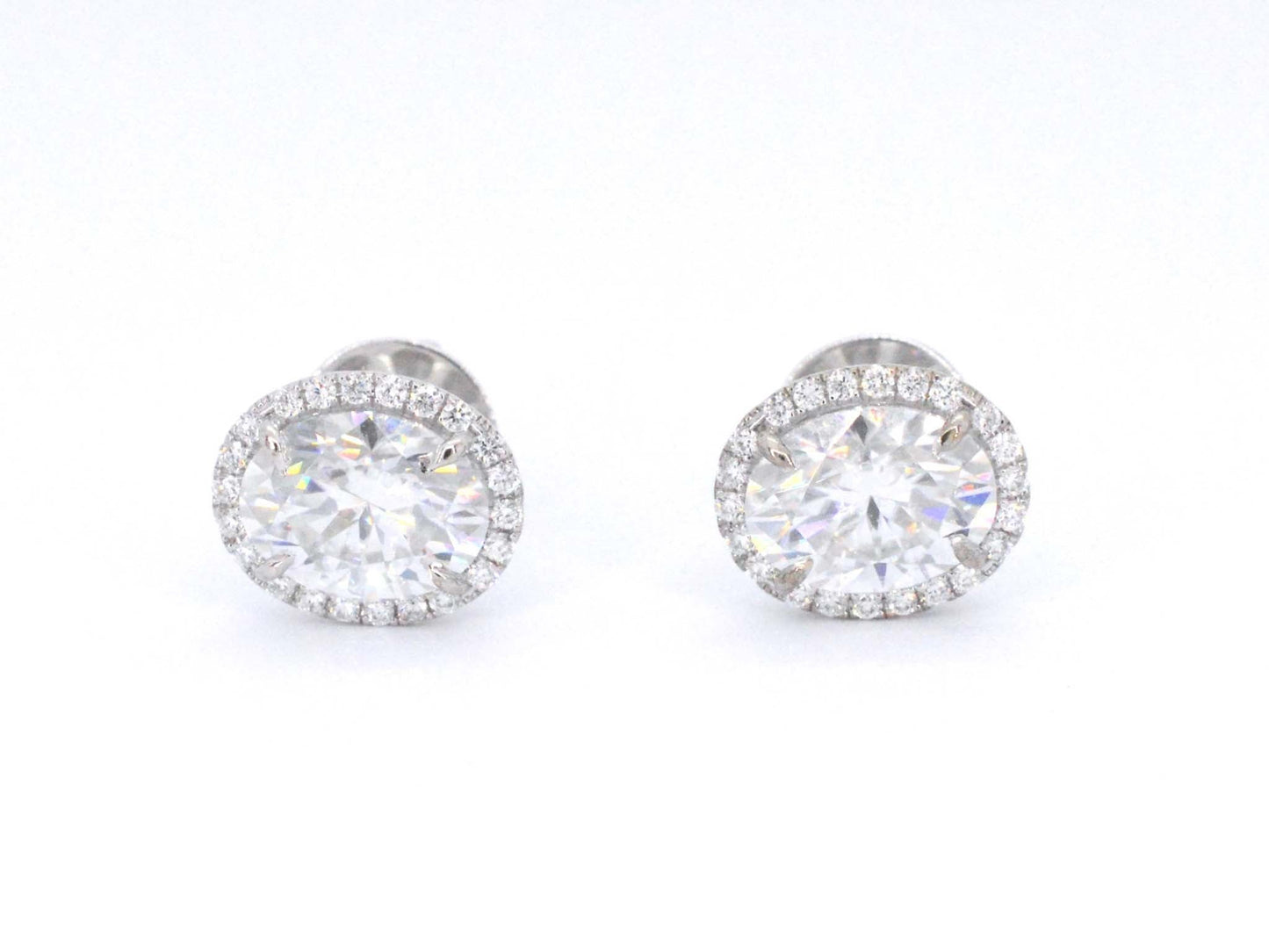 Witgouden entourage oorbellen met diamanten en een gemaakte ovale briljant 1206-4