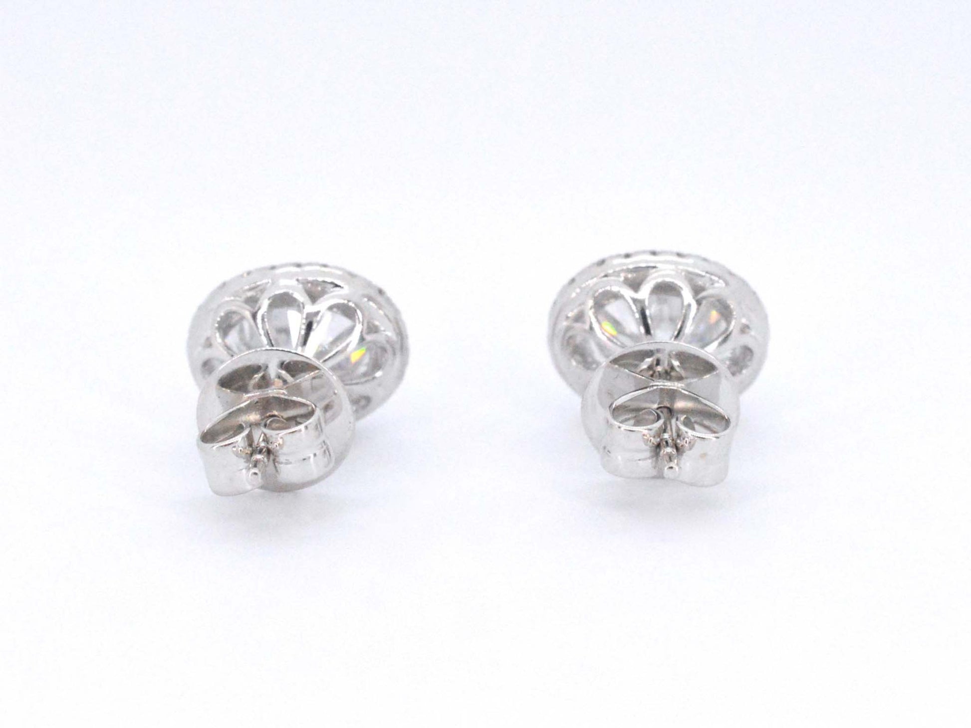 Witgouden entourage oorbellen met diamanten en een gemaakte ovale briljant 1206-5