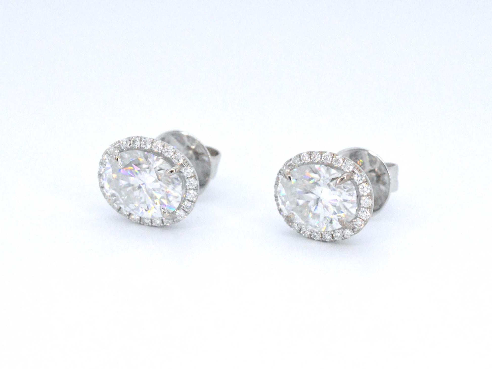 Witgouden entourage oorbellen met diamanten en een gemaakte ovale briljant 1206-6