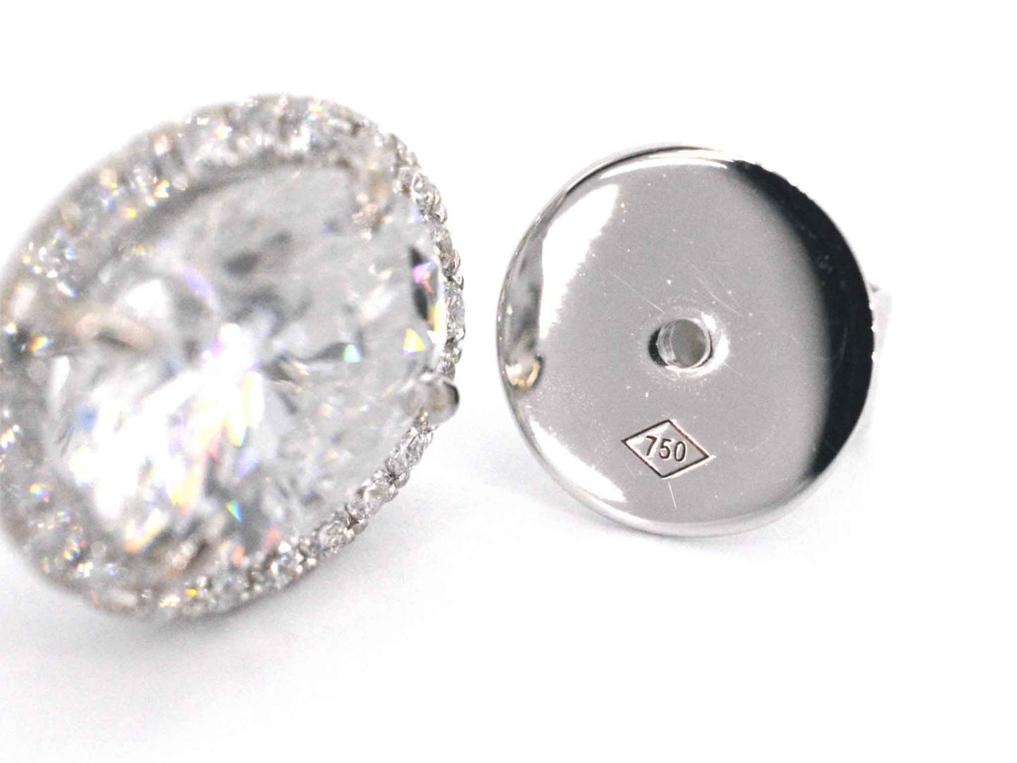 Witgouden entourage oorbellen met diamanten en een gemaakte ovale briljant 1206-7