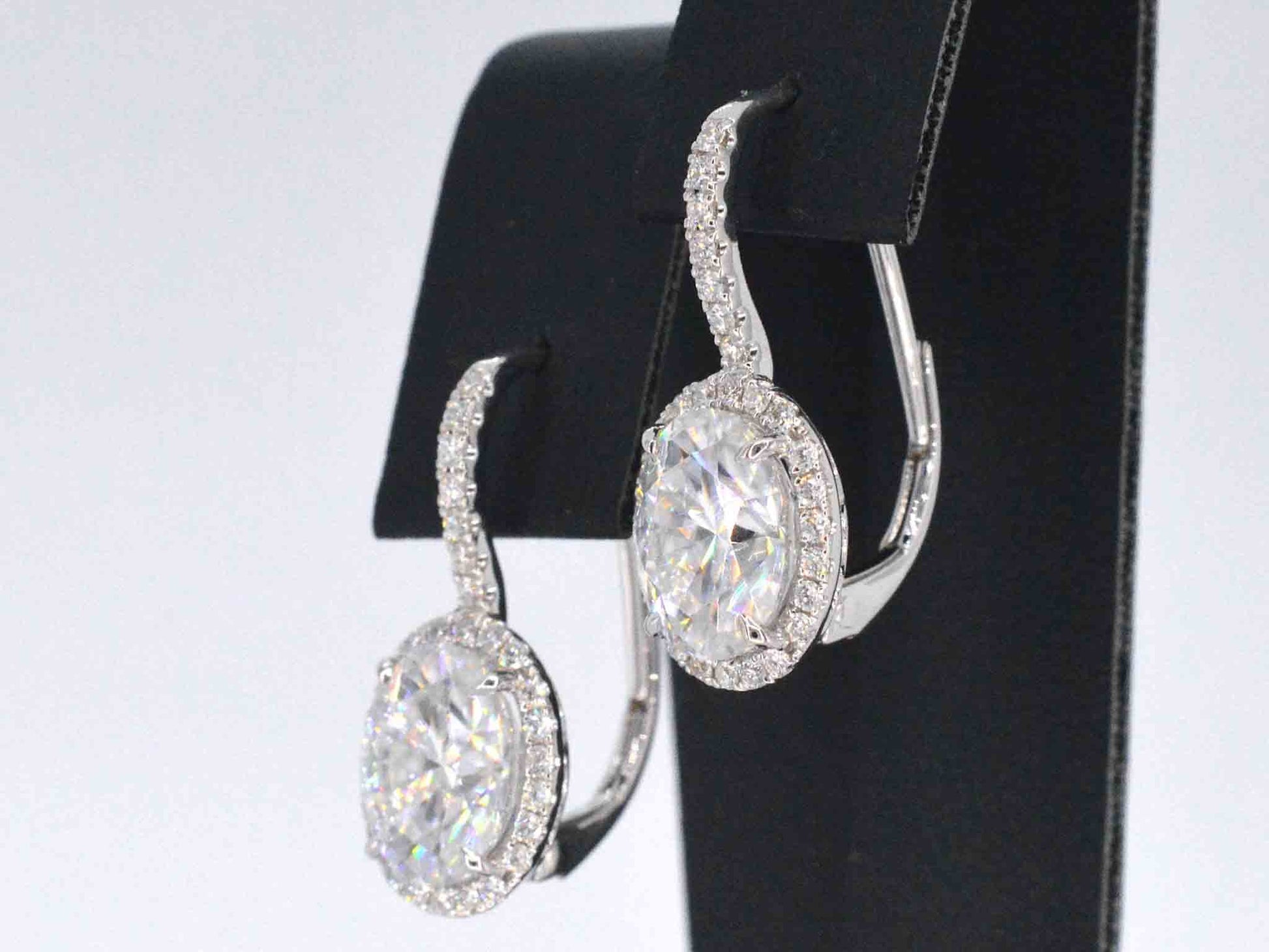 Witgouden entourage oorbellen met diamanten en een gemaakte ovale briljant 1207-1