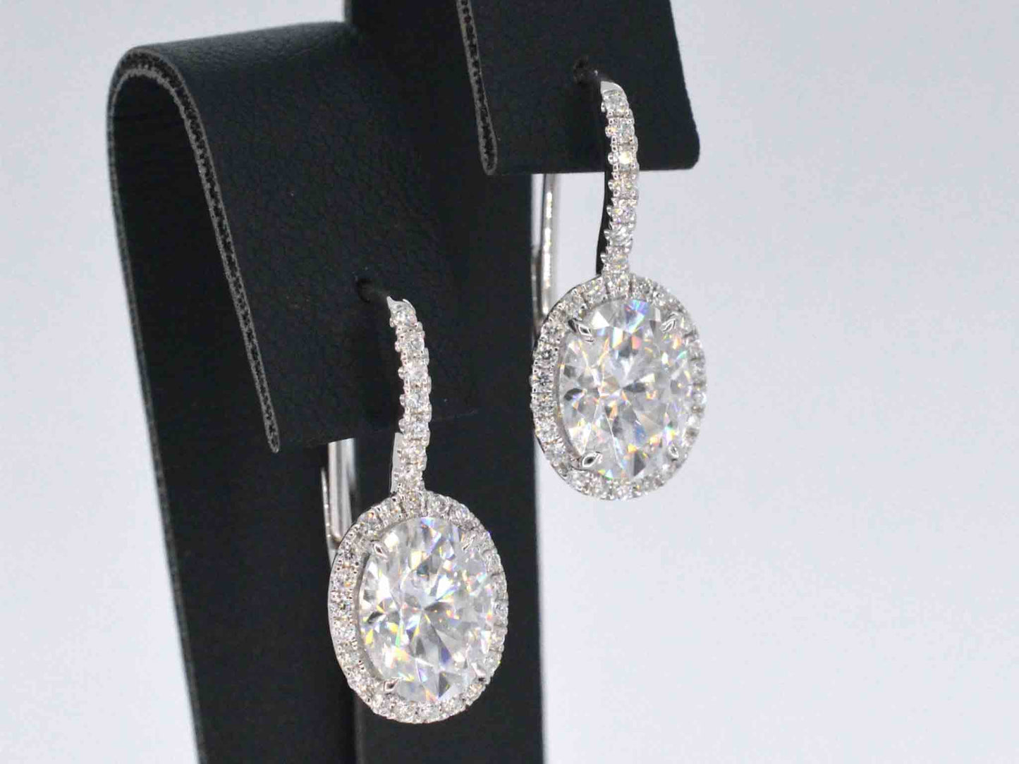 Witgouden entourage oorbellen met diamanten en een gemaakte ovale briljant 1207-2