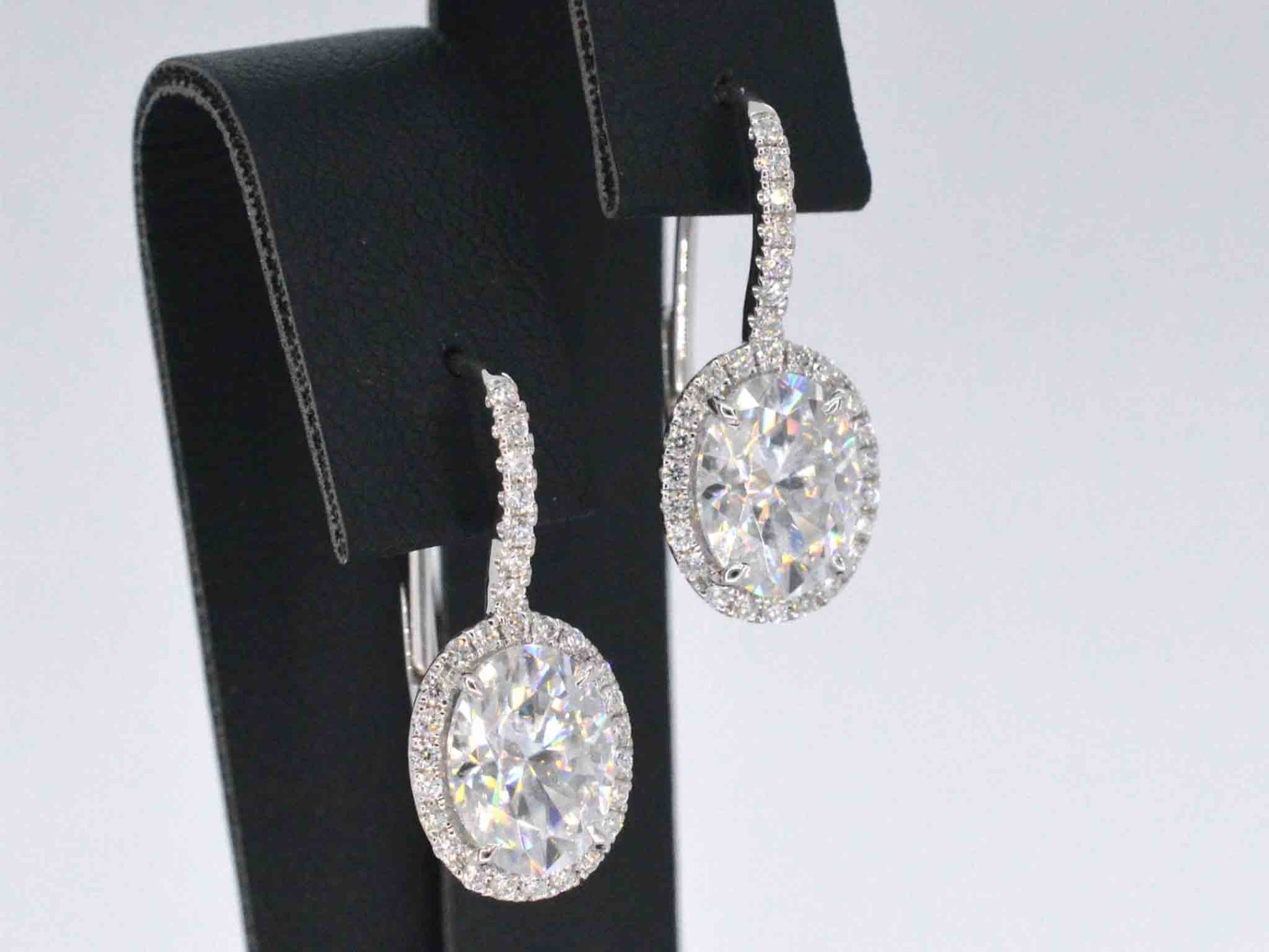 Witgouden entourage oorbellen met diamanten en een gemaakte ovale briljant 1207-2