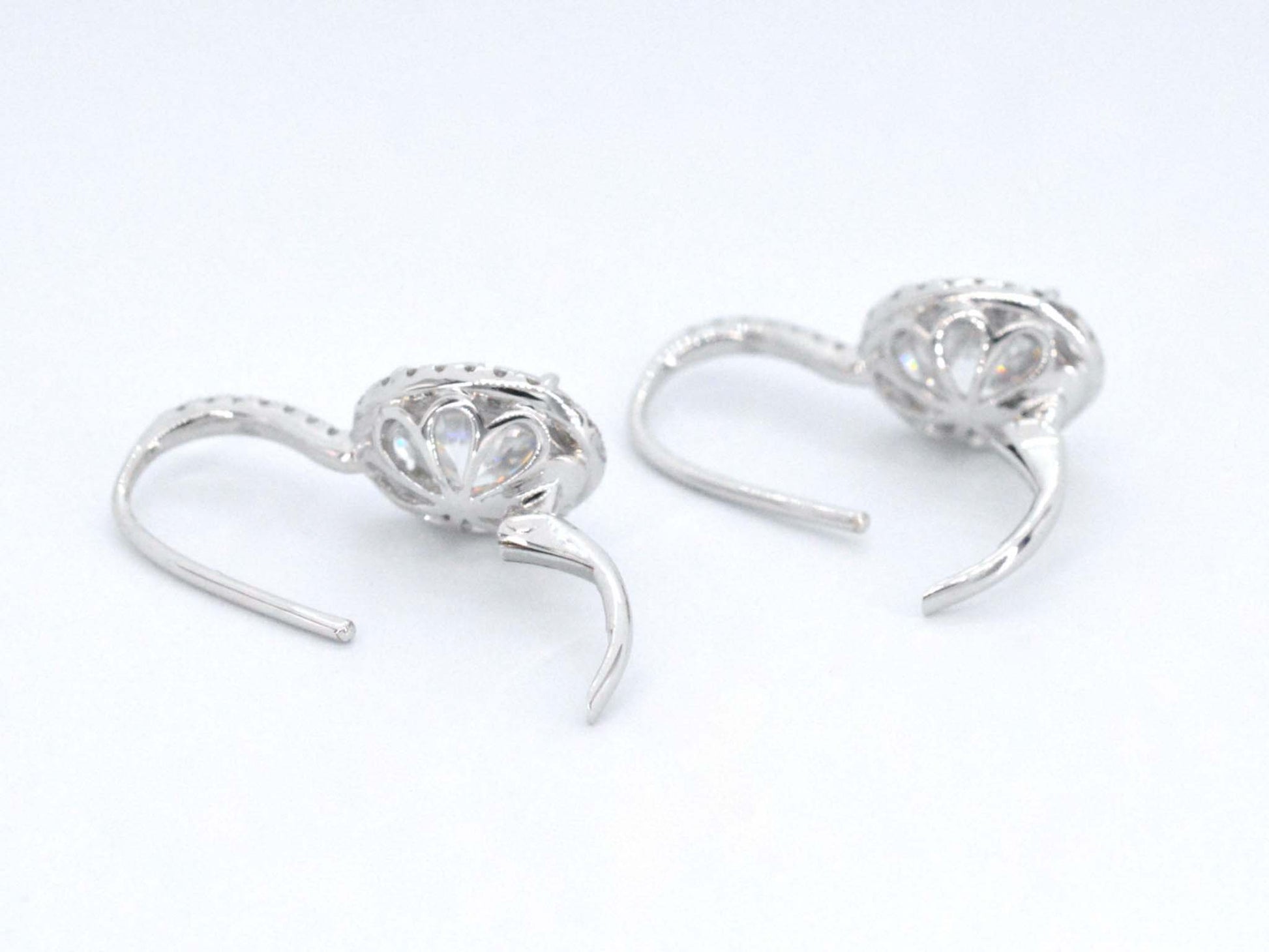 Witgouden entourage oorbellen met diamanten en een gemaakte ovale briljant 1207-3