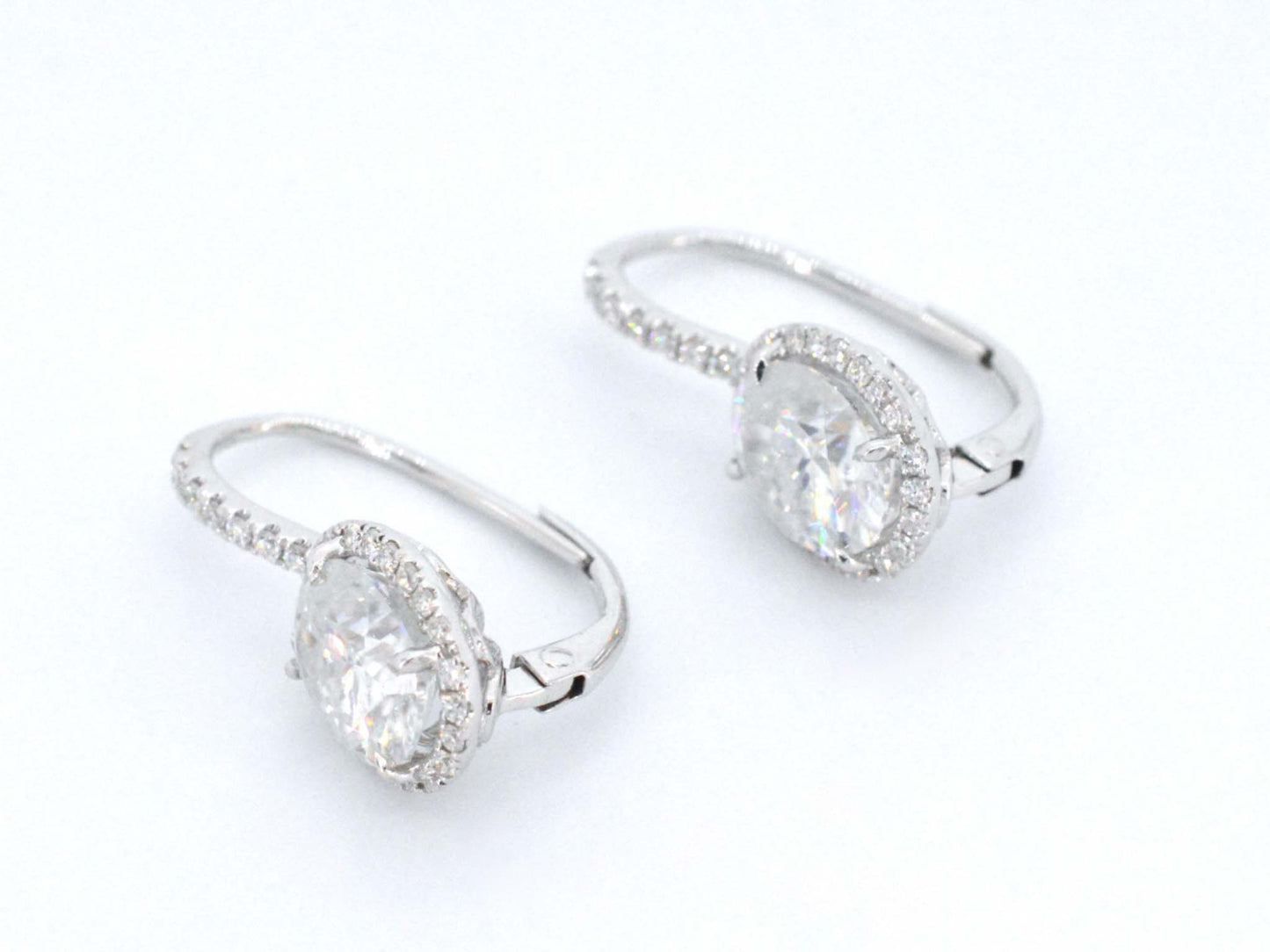 Witgouden entourage oorbellen met diamanten en een gemaakte ovale briljant 1207-4