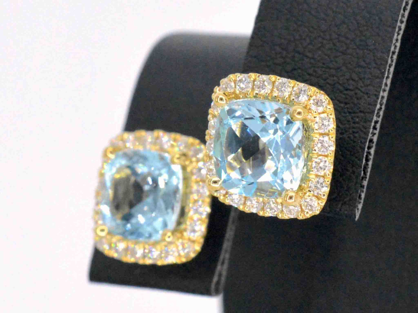 Gouden entourage oorbellen met grote topazen en diamanten