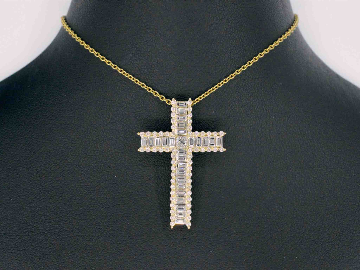 Gouden kruis hanger met schitterende diamanten gezet
