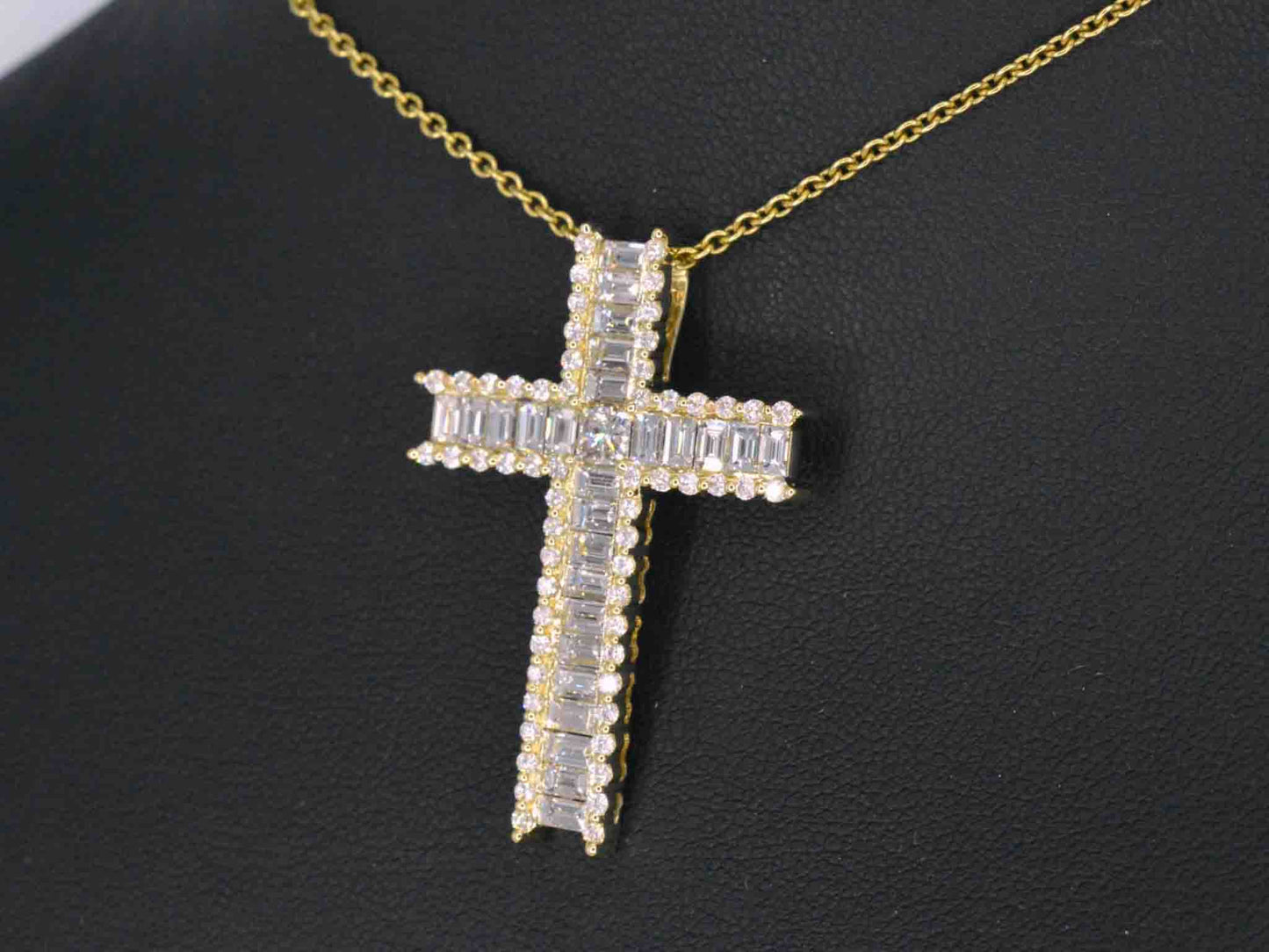Gouden kruis hanger met schitterende diamanten gezet
