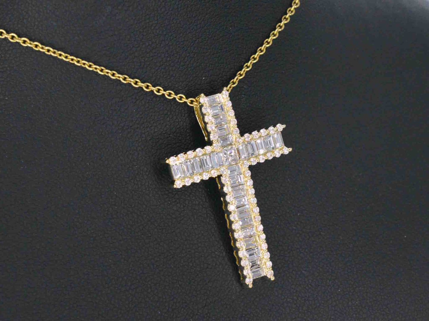Gouden kruis hanger met schitterende diamanten gezet