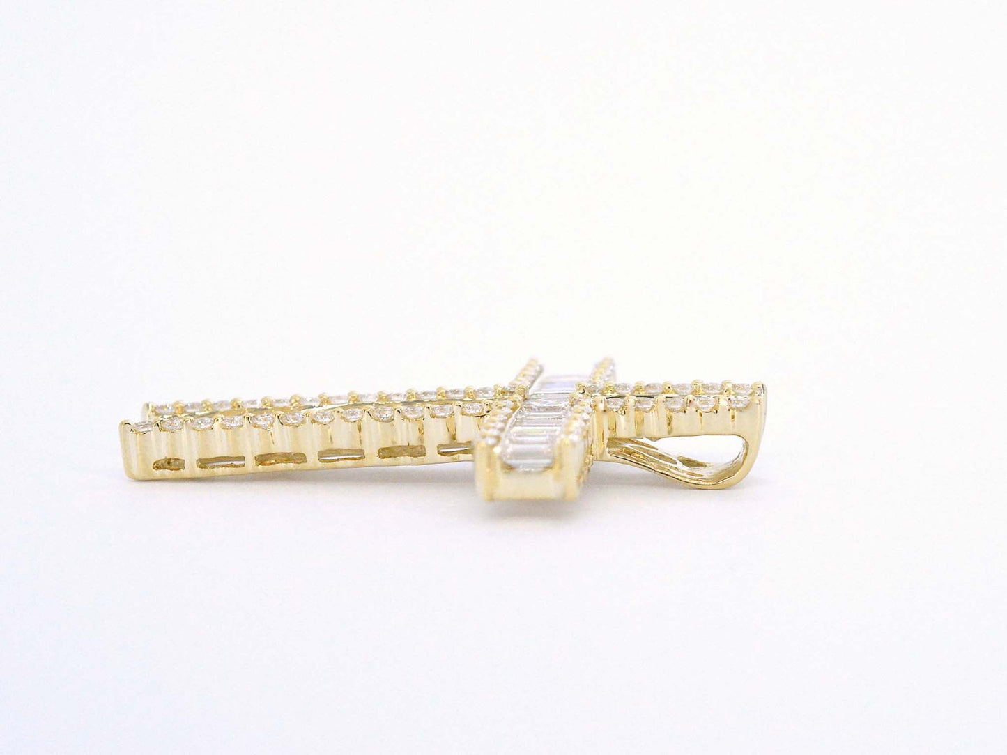 Gouden kruis hanger met schitterende diamanten gezet