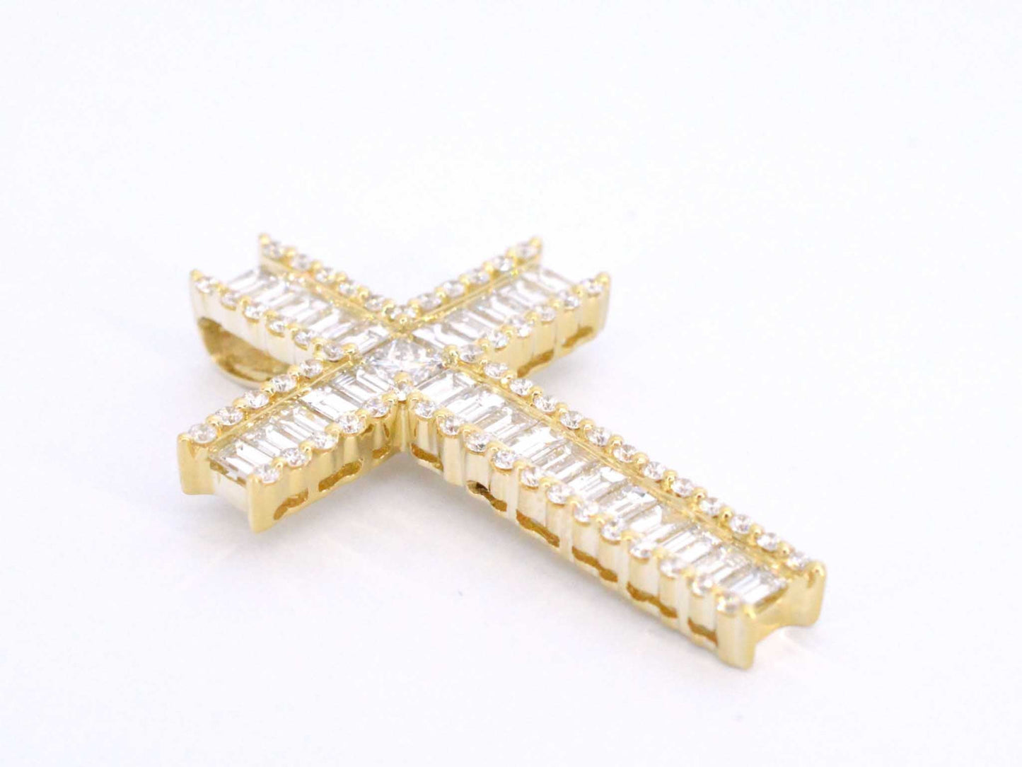 Gouden kruis hanger met schitterende diamanten gezet