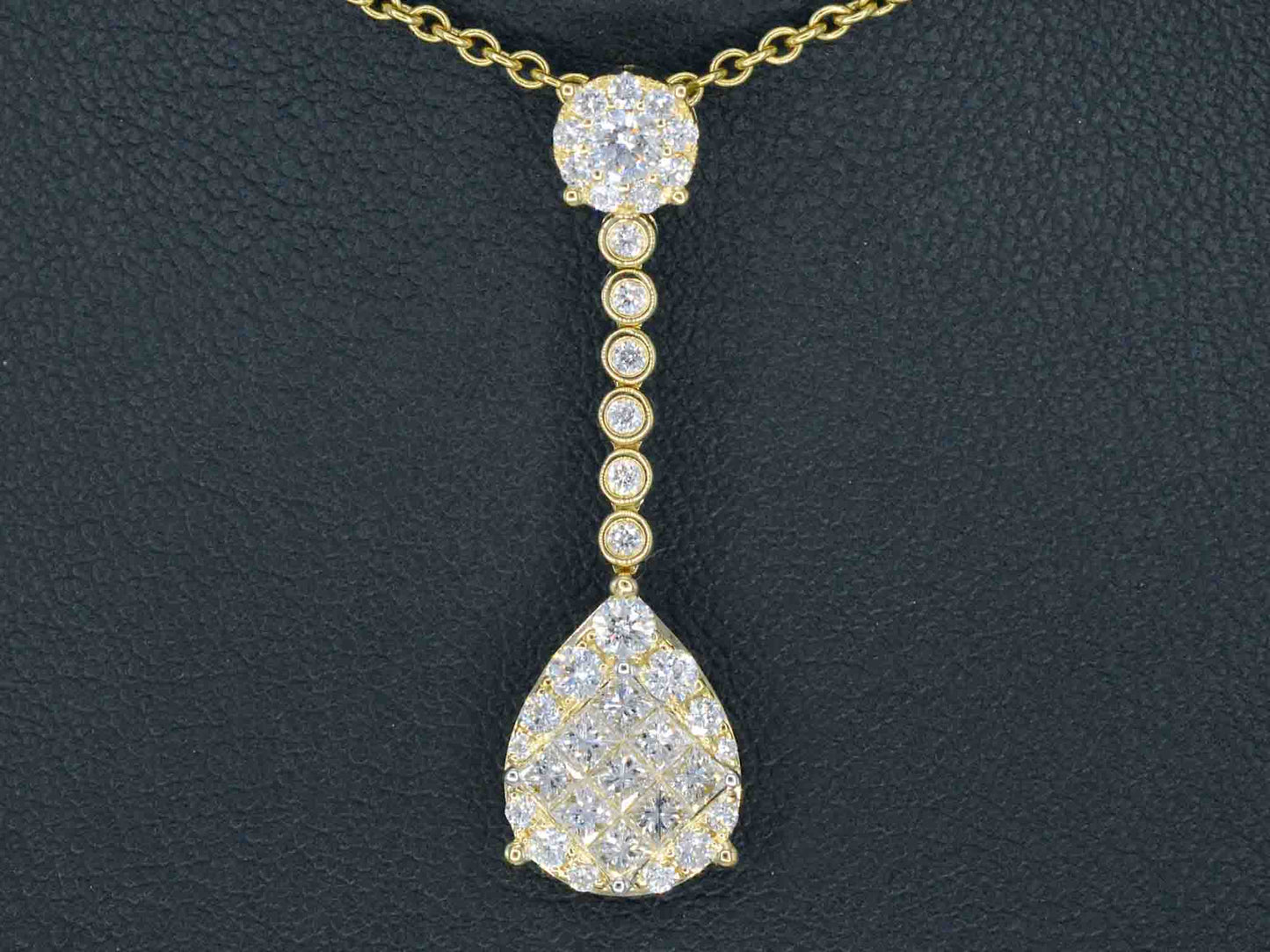 Gouden druppelvormige hanger met briljant en princess geslepen diamanten