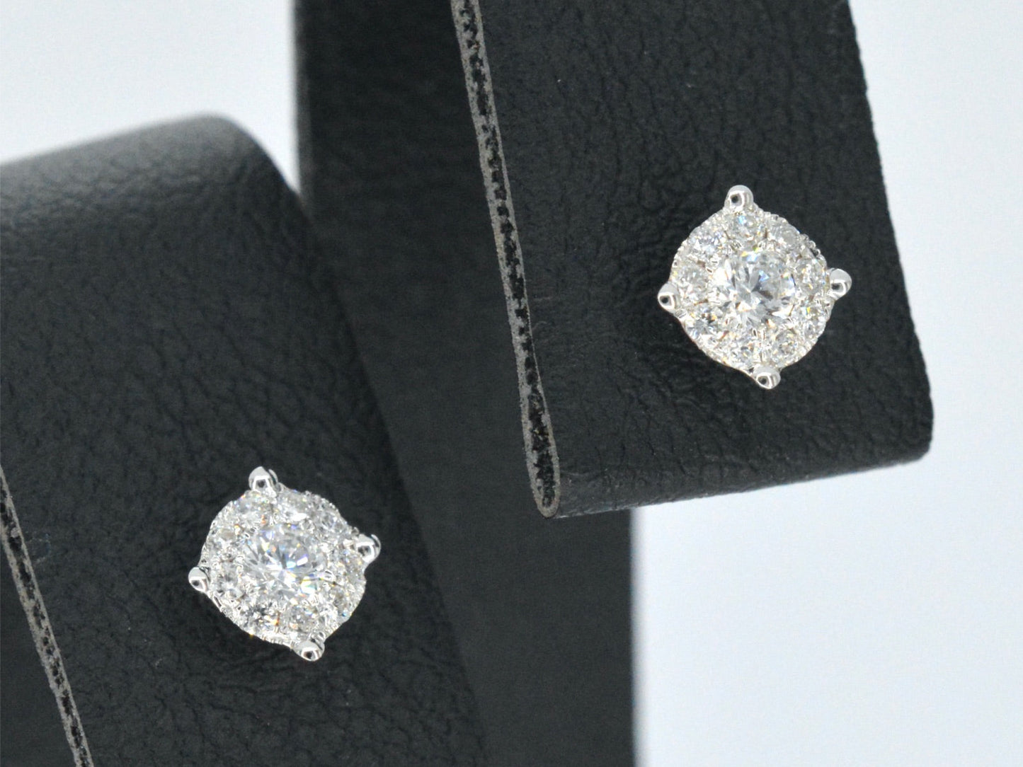 Witgouden oorknoppen met diamant
