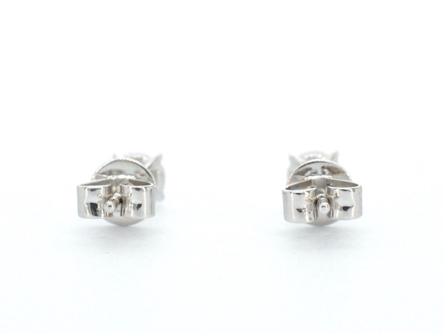 Witgouden oorknoppen met diamant
