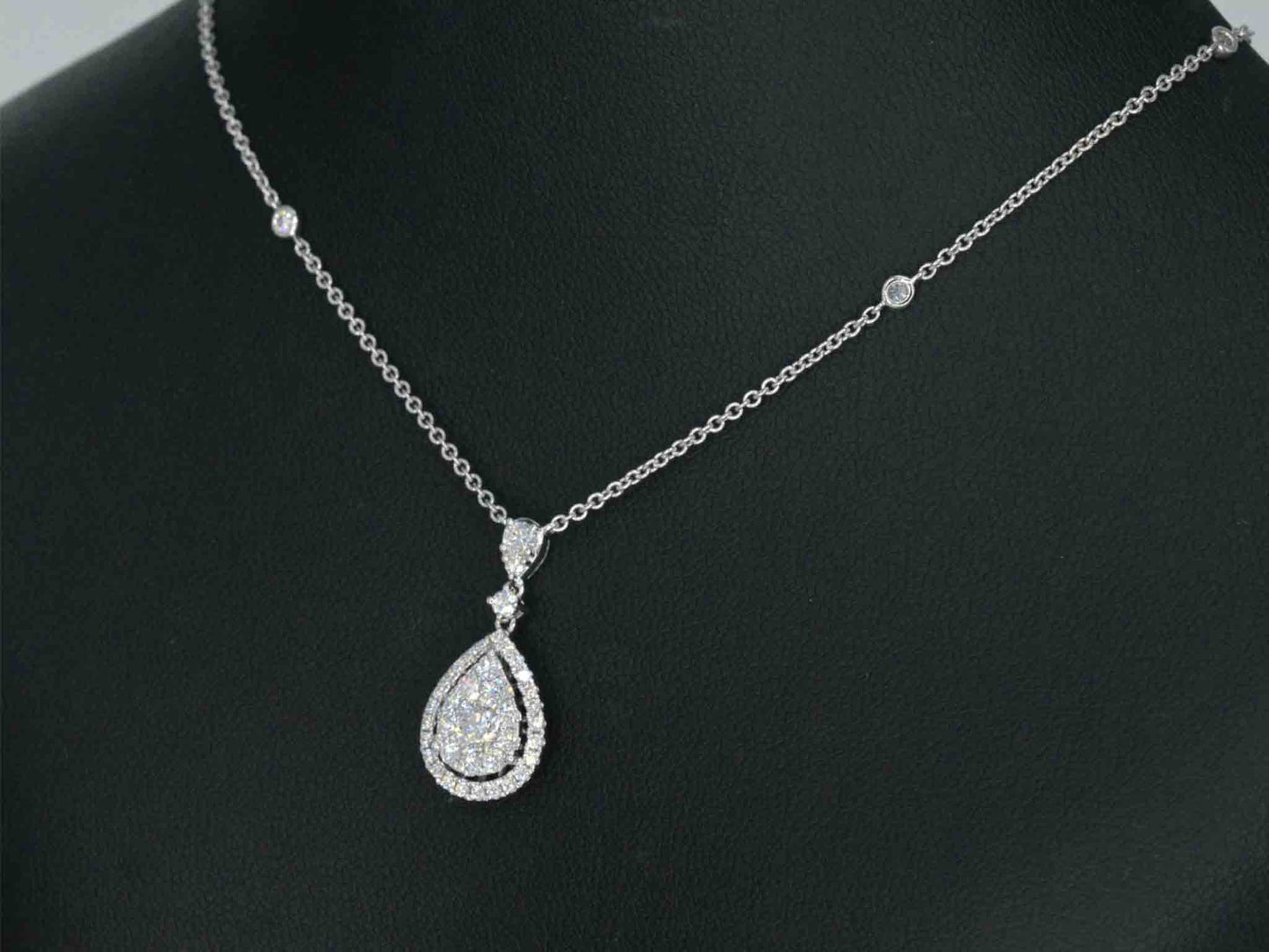 Gouden druppelvormige hanger en collier vol met diamanten