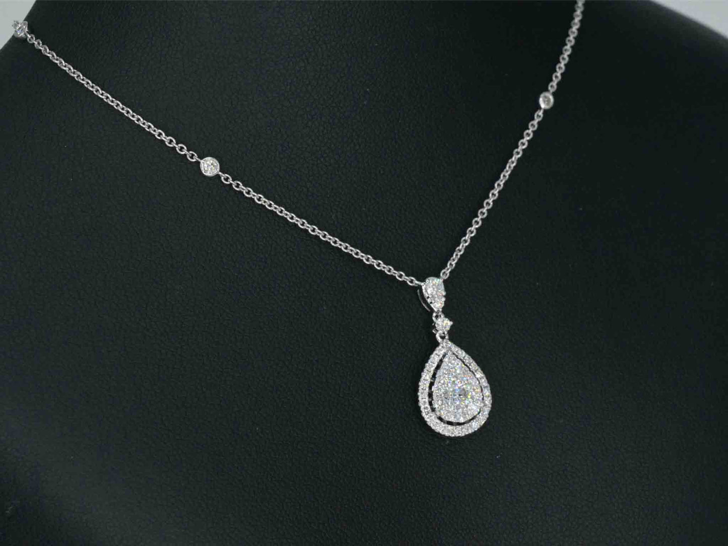 Gouden druppelvormige hanger en collier vol met diamanten