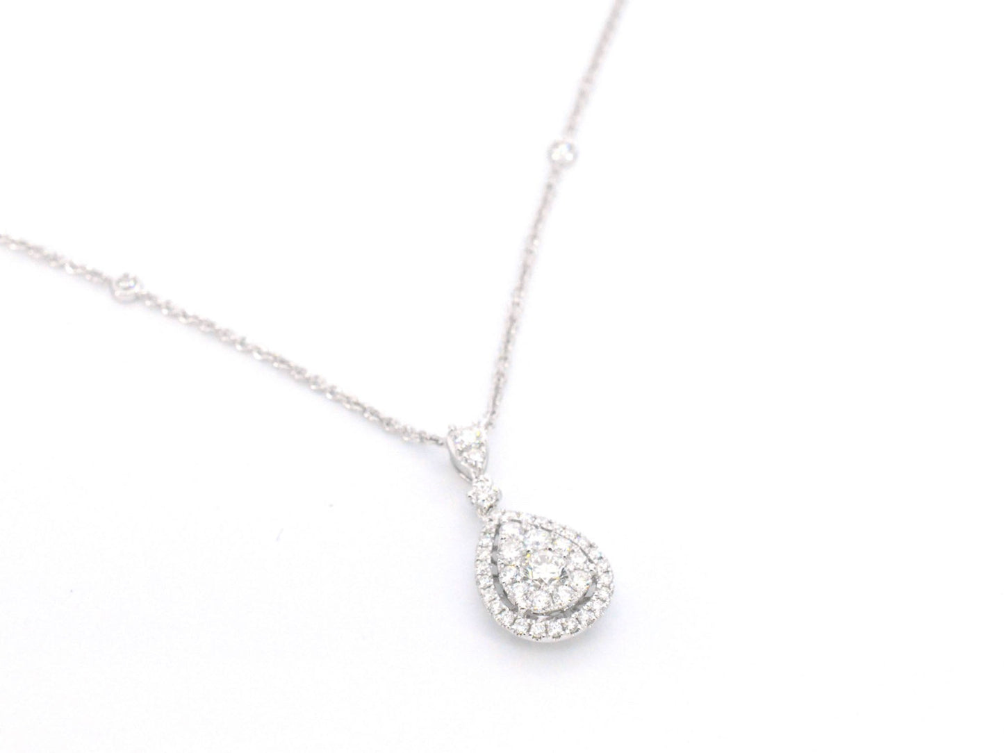 Gouden druppelvormige hanger en collier vol met diamanten