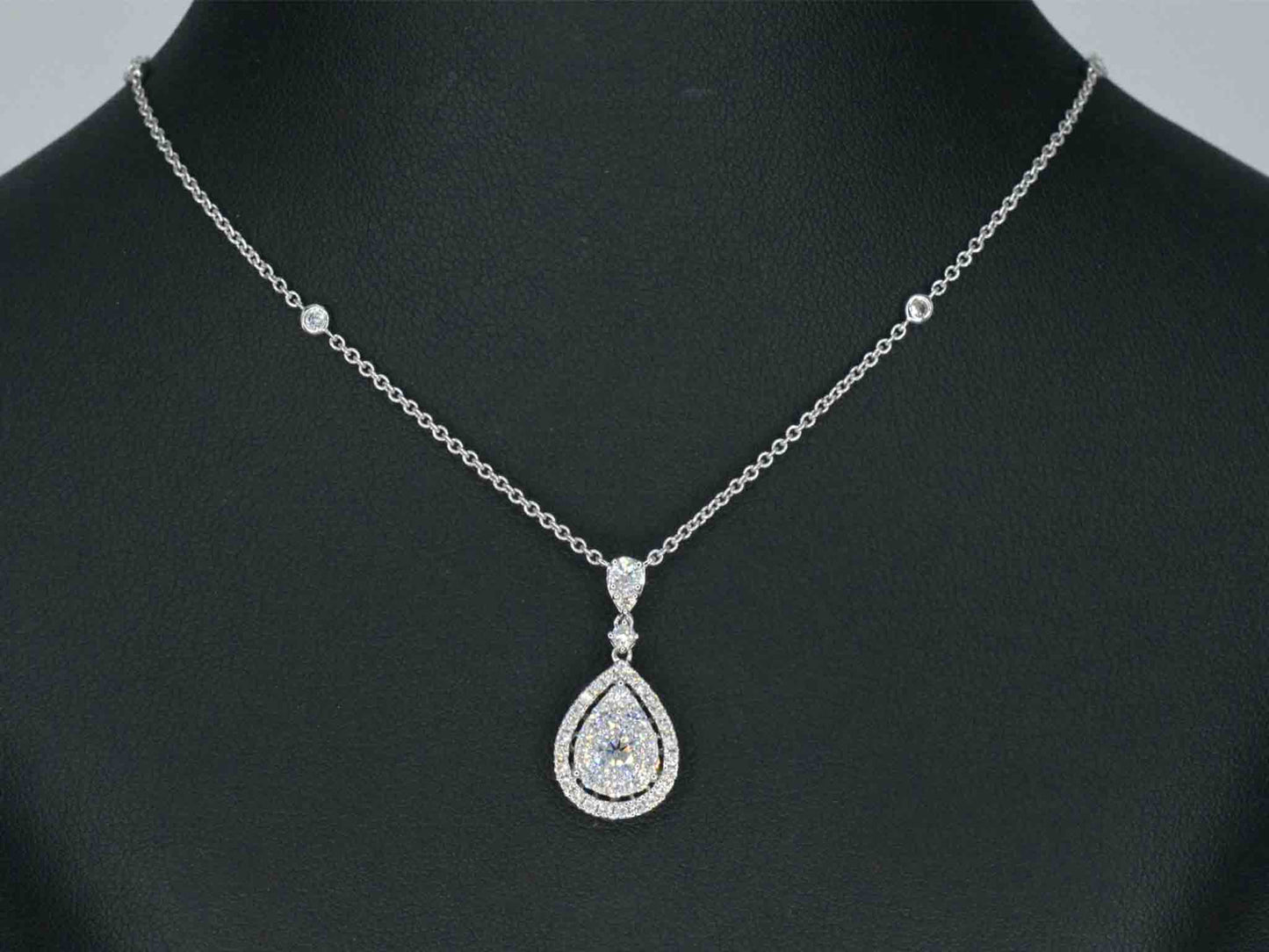Gouden druppelvormige hanger en collier vol met diamanten