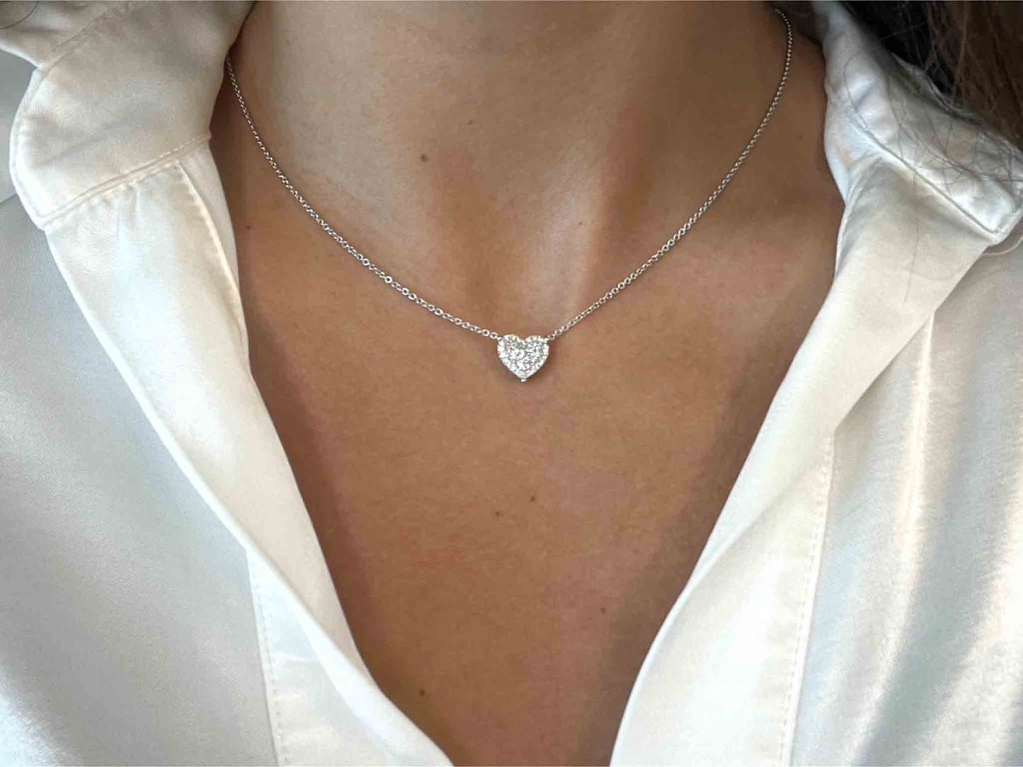 Gouden hartvormige hanger en collier vol met diamanten