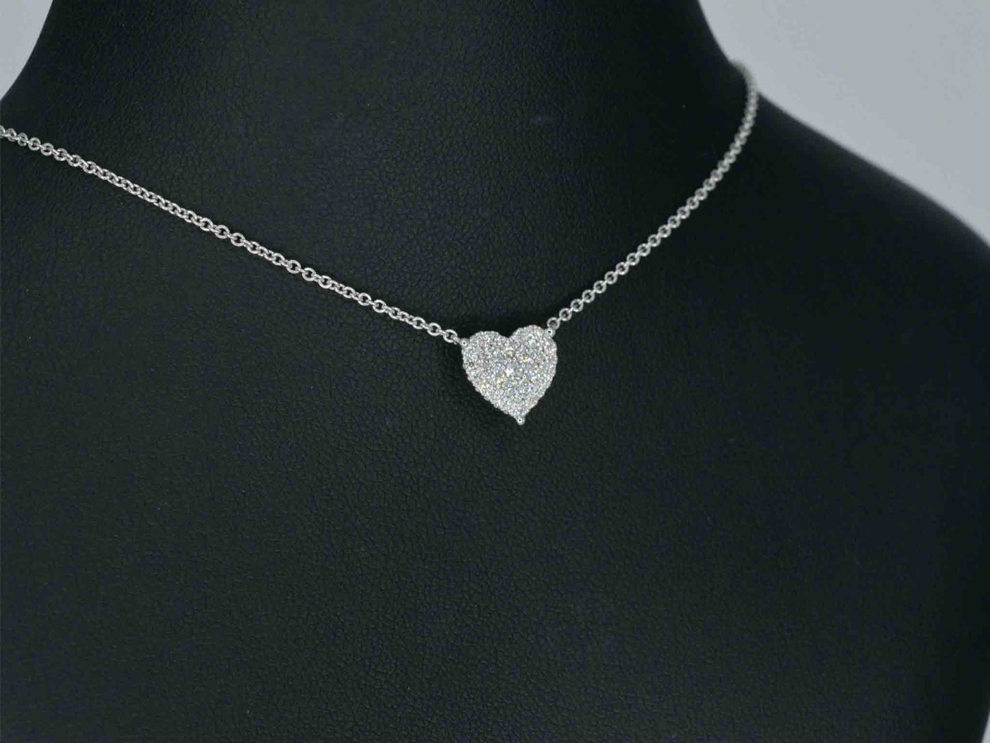 Gouden hartvormige hanger en collier vol met diamanten