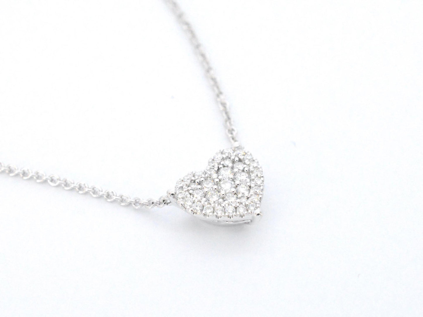 Gouden hartvormige hanger en collier vol met diamanten