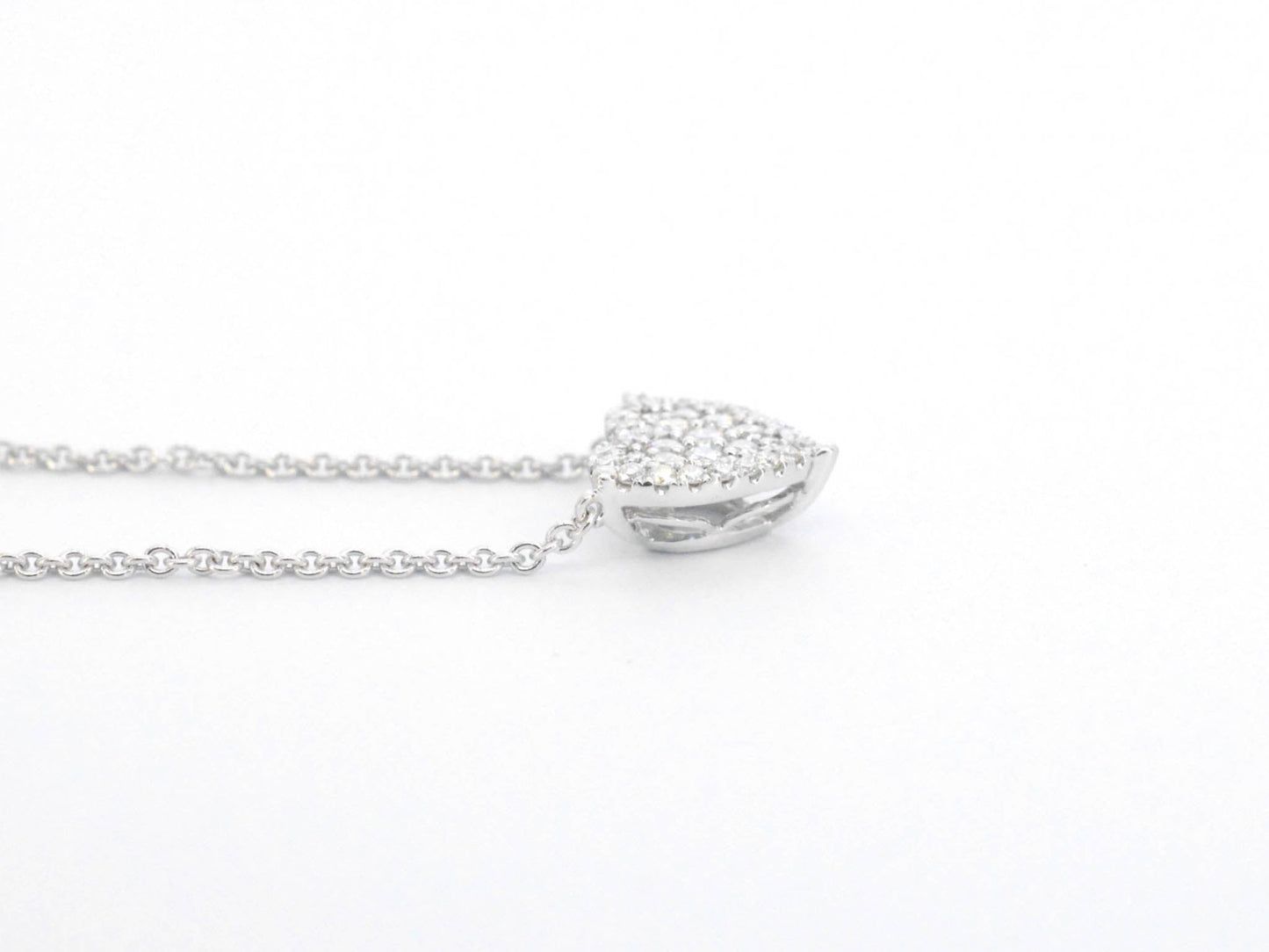 Gouden hartvormige hanger en collier vol met diamanten