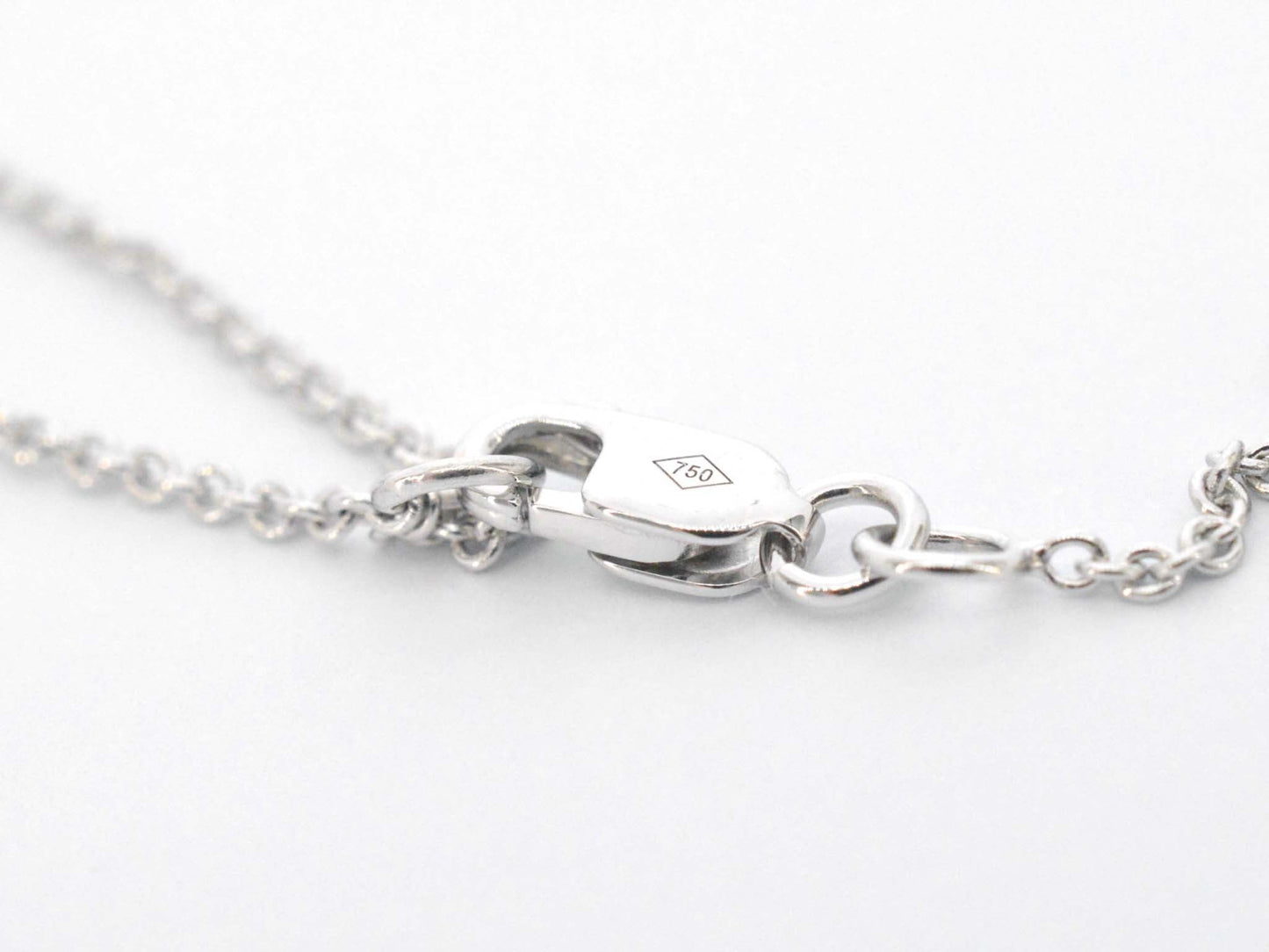 Gouden hartvormige hanger en collier vol met diamanten