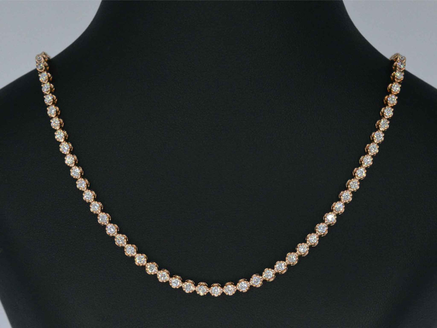 Rosegouden collier met 107 briljant geslepen diamanten