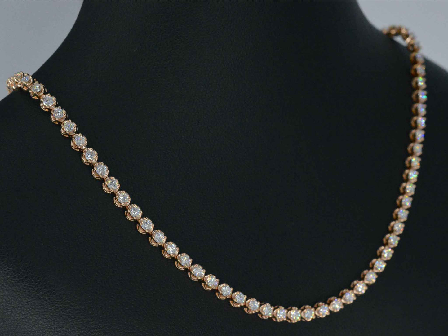 Rosegouden collier met 107 briljant geslepen diamanten