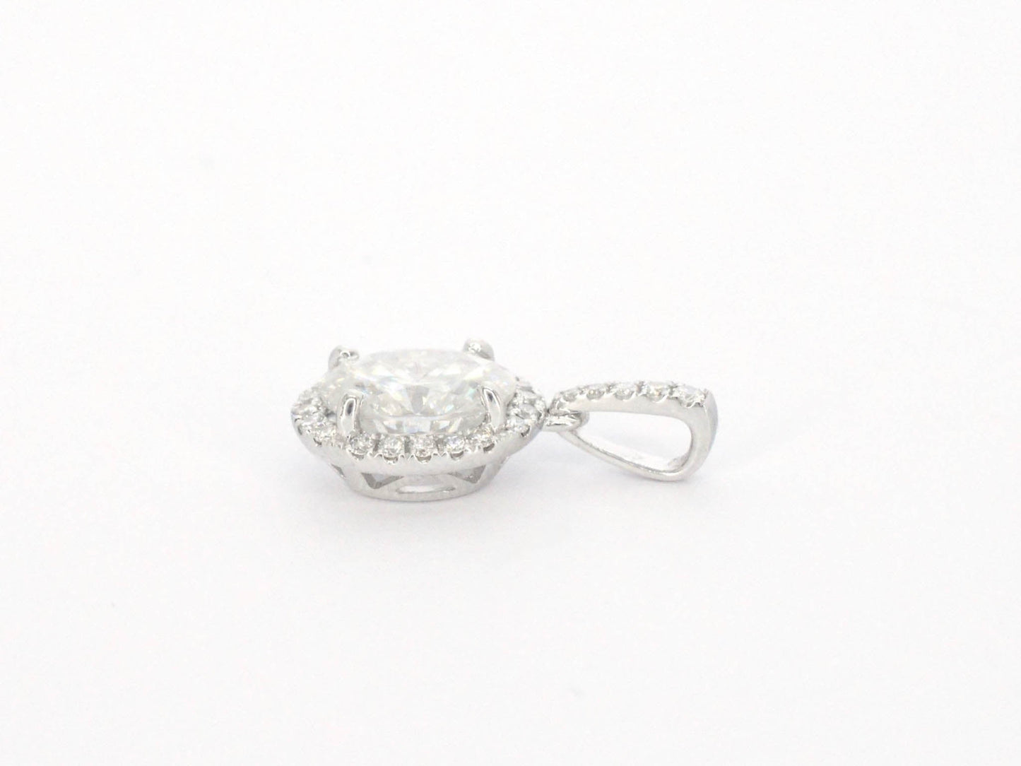 18 carat witgouden hanger met diamanten en een ovale briljant