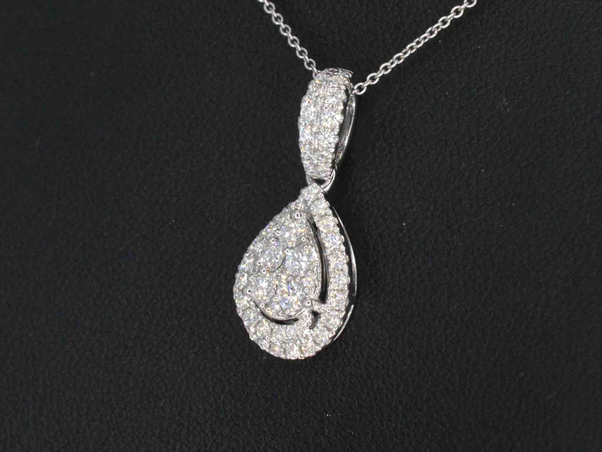 Witgouden hanger met diamanten pear shape 1232-1